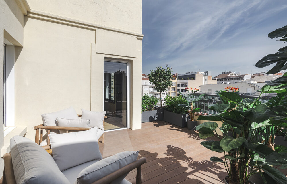 Elegante ático reformado con terraza, ubicado en última planta y con luz y privacidad incomparables