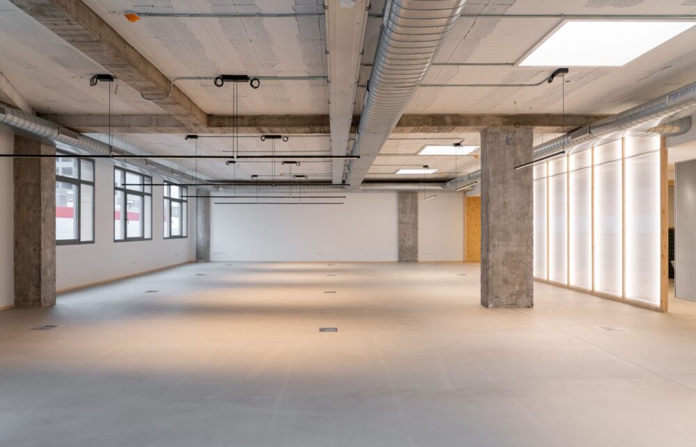 Oficina a estrenar de 341 m² con diseño industrial en paseo de la Zona Franca