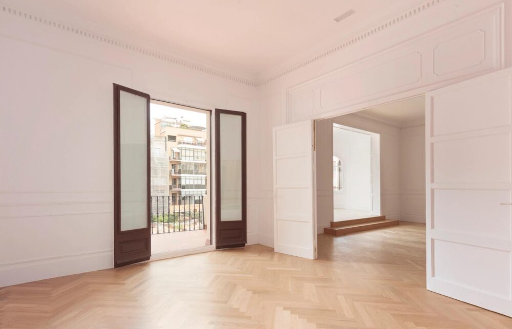 Oficina de 279 m² con techos altos, molduras y terraza junto a Rambla de Catalunya